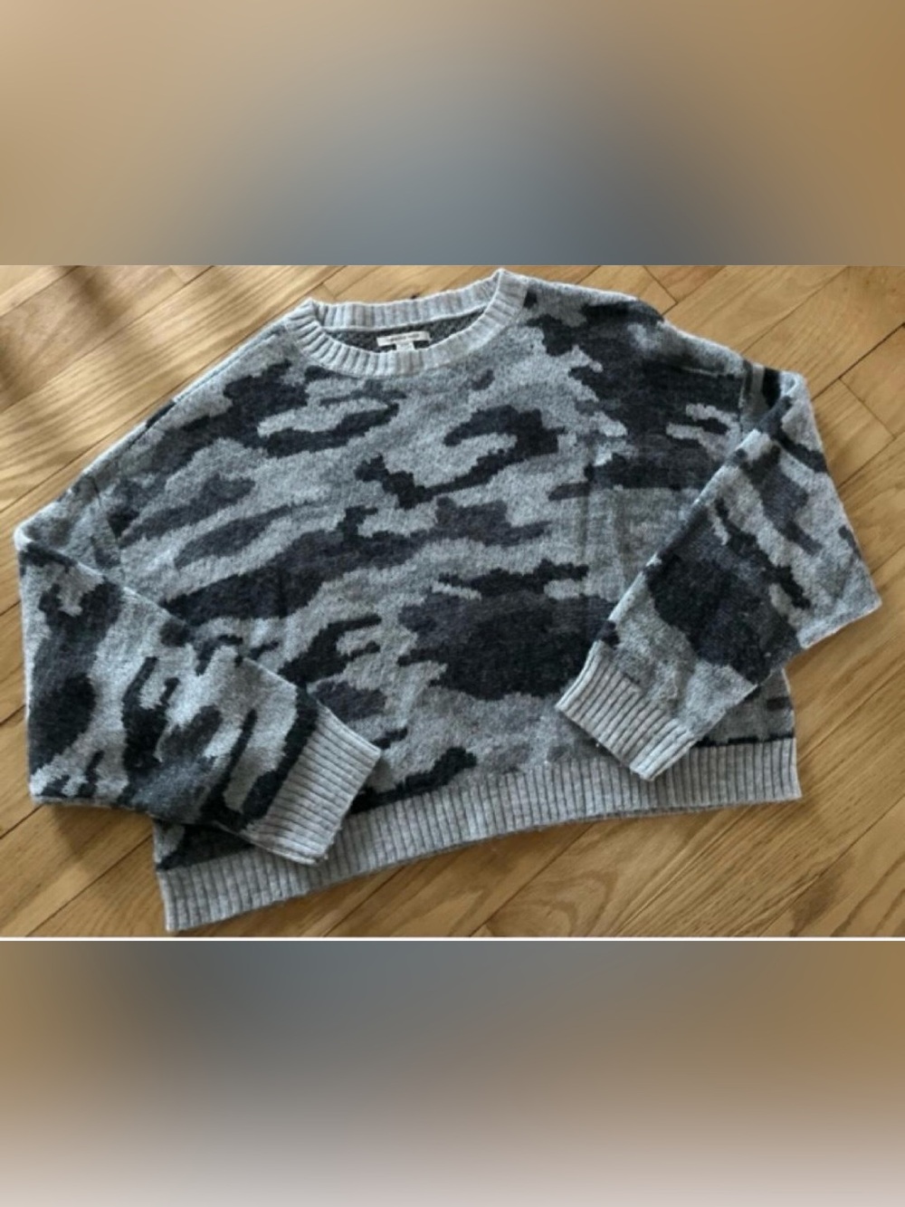 American Eagle Outfitters Women’s Gray & Black cropped camouflage Sweater Size M